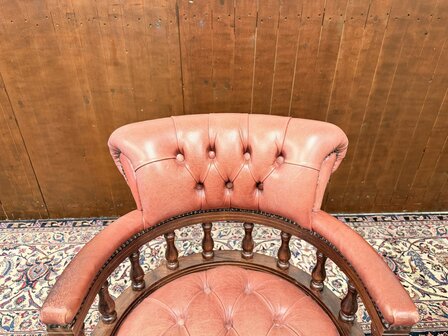 Klassiek-Engels-Antiek-Oud-Chesterfield-Bureaustoel-Captain-Chair-Zalm-Kleurig