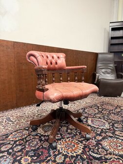 Klassiek-Engels-Antiek-Oud-Chesterfield-Bureaustoel-Captain-Chair-Zalm-Kleurig