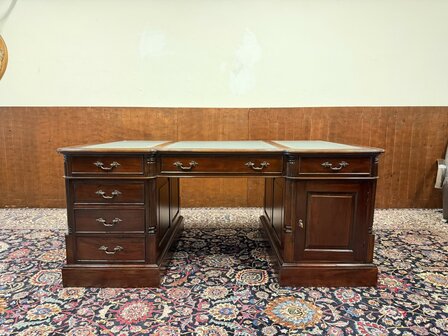 Klassiek-Engels-Antiek-Oud-Chesterfield-Mahonie-Bureau-Desk-Parnerdesk-met-Groen-Leder-Ingelegd