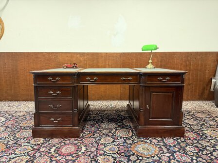 Klassiek-Engels-Antiek-Oud-Chesterfield-Mahonie-Bureau-Desk-Parnerdesk-met-Groen-Leder-Ingelegd