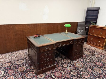Klassiek-Engels-Antiek-Oud-Chesterfield-Mahonie-Bureau-Desk-Parnerdesk-met-Groen-Leder-Ingelegd