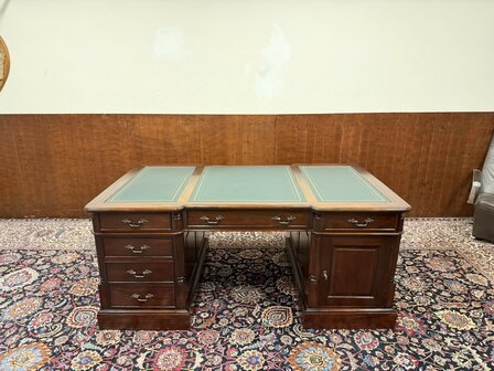 Klassiek-Engels-Antiek-Oud-Chesterfield-Mahonie-Bureau-Desk-Parnerdesk-met-Groen-Leder-Ingelegd
