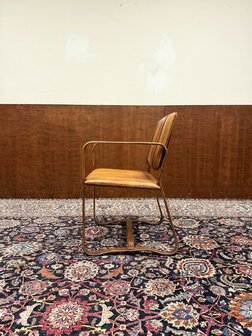 Ralph-Lauren-stijl-lederen-stoel-met-gesp-Jacques-Adnet-stijl