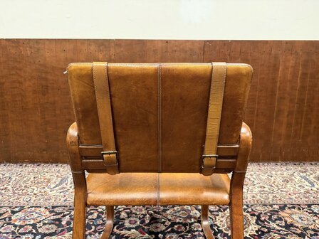 Ralph-Lauren-stijl-lederen-stoel-met-gesp-Jacques-Adnet-stijl