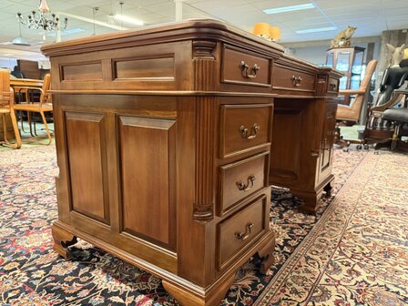 Nieuw-Klassiek-Engels-Antiek-Oud-Chesterfiel-Bureau-Desk-Partnerdesk-met-Rode-Lederen-Inleg