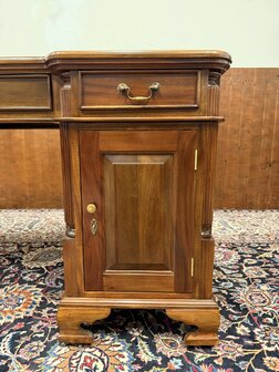 Nieuw-Klassiek-Engels-Antiek-Oud-Chesterfiel-Bureau-Desk-Partnerdesk-met-Rode-Lederen-Inleg
