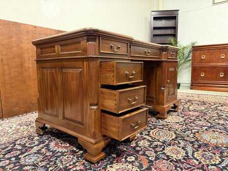 Nieuw-Klassiek-Engels-Antiek-Oud-Chesterfiel-Bureau-Desk-Partnerdesk-met-Rode-Lederen-Inleg