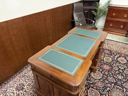 Nieuw-Klassiek-Engels-Antiek-Oud-Chesterfiel-Bureau-Desk-Partnerdesk-met-Rode-Lederen-Inleg