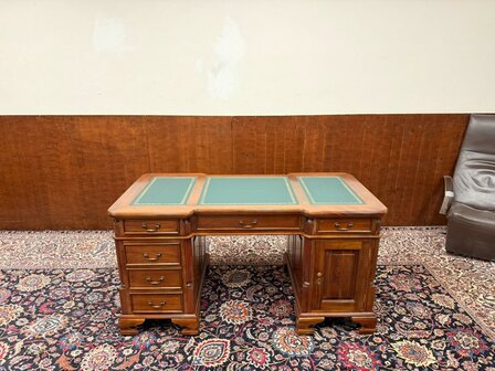 Nieuw-Klassiek-Engels-Antiek-Oud-Chesterfiel-Bureau-Desk-Partnerdesk-met-Rode-Lederen-Inleg