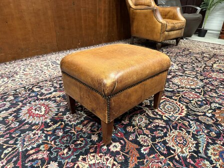 Klassiek-Oud-Antiek-Engels-Chesterfield-Schaap-Leder-Schaapleder-Fauteuil-met-Hocker-Poef
