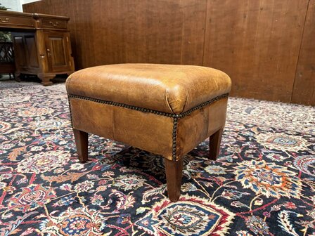 Klassiek-Oud-Antiek-Engels-Chesterfield-Schaap-Leder-Schaapleder-Fauteuil-met-Hocker-Poef