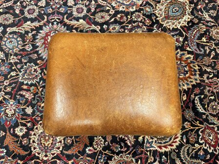 Klassiek-Oud-Antiek-Engels-Chesterfield-Schaap-Leder-Schaapleder-Fauteuil-met-Hocker-Poef