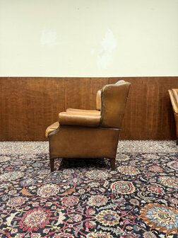 Klassiek-Oud-Antiek-Engels-Chesterfield-Schaap-Leder-Schaapleder-Fauteuil-met-Hocker-Poef