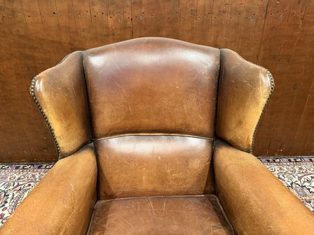 Klassiek-Oud-Antiek-Engels-Chesterfield-Schaap-Leder-Schaapleder-Fauteuil-met-Hocker-Poef