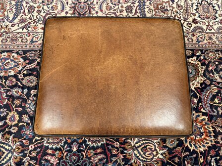 Klassiek-Oud-Antiek-Engels-Chesterfield-Schaap-Leder-Schaapleder-Fauteuil-met-Hocker-Poef