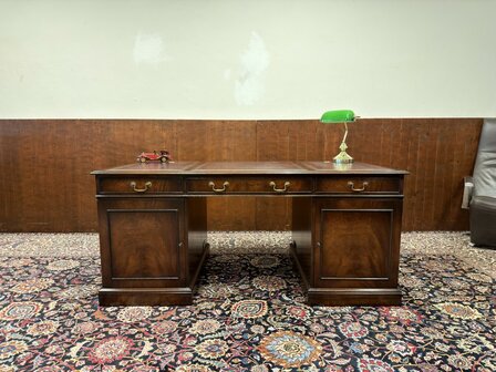 Klassiek-Oud-Antiek-Engels-Antiek-Vintage-Chesterfield-Bureau-Desk-Partnerdesk-Paars-Bordeaux-Leder