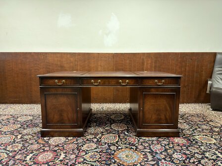 Klassiek-Oud-Antiek-Engels-Antiek-Vintage-Chesterfield-Bureau-Desk-Partnerdesk-Paars-Bordeaux-Leder