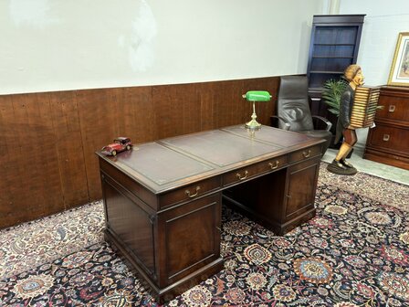 Klassiek-Oud-Antiek-Engels-Antiek-Vintage-Chesterfield-Bureau-Desk-Partnerdesk-Paars-Bordeaux-Leder