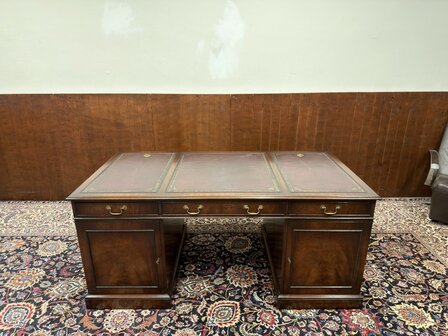 Klassiek-Oud-Antiek-Engels-Antiek-Vintage-Chesterfield-Bureau-Desk-Partnerdesk-Paars-Bordeaux-Leder