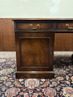 Klassiek-Oud-Antiek-Engels-Antiek-Vintage-Chesterfield-Bureau-Desk-Partnerdesk-Paars-Bordeaux-Leder
