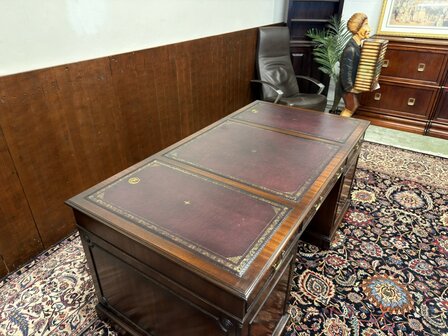 Klassiek-Oud-Antiek-Engels-Antiek-Vintage-Chesterfield-Bureau-Desk-Partnerdesk-Paars-Bordeaux-Leder