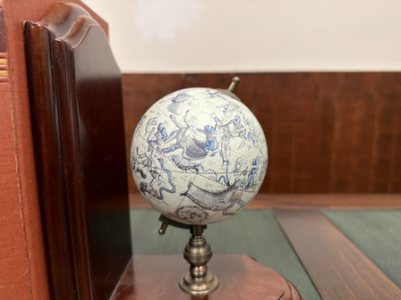 Klassieke-boekensteunen-boekensteun-met-globe-wereldbol