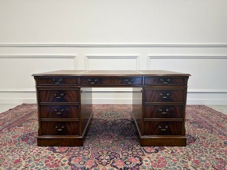 Klassiek-Antiek-Engels-Vintage-Chesterfield-Heldense-Exclusive-Bureau-Desk-met-Bruin-Leder-Ingelegd