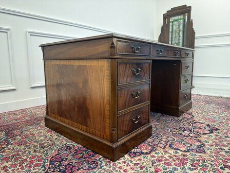 Klassiek-Antiek-Engels-Vintage-Chesterfield-Heldense-Exclusive-Bureau-Desk-met-Bruin-Leder-Ingelegd