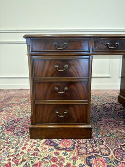 Klassiek-Antiek-Engels-Vintage-Chesterfield-Heldense-Exclusive-Bureau-Desk-met-Bruin-Leder-Ingelegd