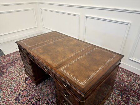 Klassiek-Antiek-Engels-Vintage-Chesterfield-Heldense-Exclusive-Bureau-Desk-met-Bruin-Leder-Ingelegd