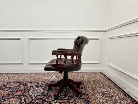 Klassiek-Engels-Vintage-Antiek-Oud-Chesterfield-Bureaustoel-Captain-Chair-Bruin-Leder