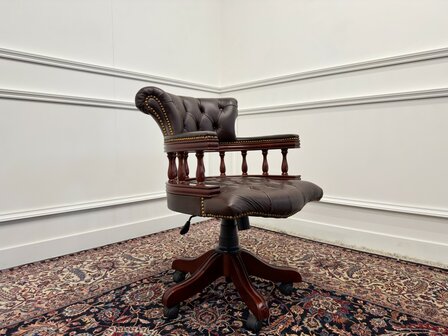 Klassiek-Engels-Vintage-Antiek-Oud-Chesterfield-Bureaustoel-Captain-Chair-Bruin-Leder
