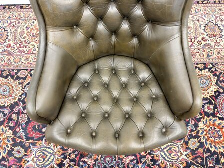 Klassiek-Engels-Antiek-Oud-Vintage-Wade-Chesterfield-Bureaustoel-Captain-Chair-Olijfgroen-Leder