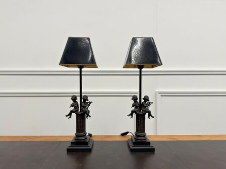 Klassieke-Antieke-imperio-tafellamp-met-twee-puttis-engeltjes