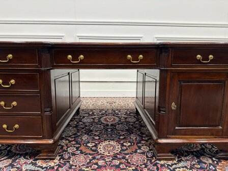Klassiek-Antiek-Engels-Oud-Chesterfield-Bureau-Desk-Partnerdesk-Groen-Leder-Ingelegd