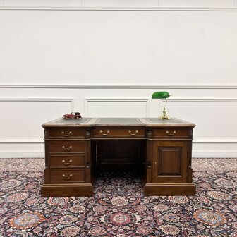 Klassiek-Engels-Antiek-Oud-Chesterfield-Bureau-Desk-met-Achterschot-Groen-Leder