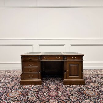 Klassiek-Engels-Antiek-Oud-Chesterfield-Bureau-Desk-met-Achterschot-Groen-Leder