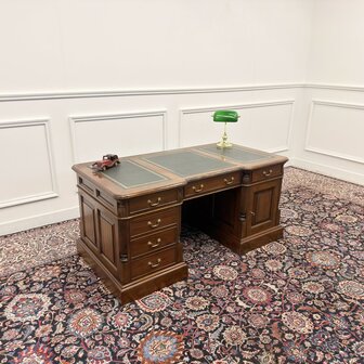 Klassiek-Engels-Antiek-Oud-Chesterfield-Bureau-Desk-met-Achterschot-Groen-Leder