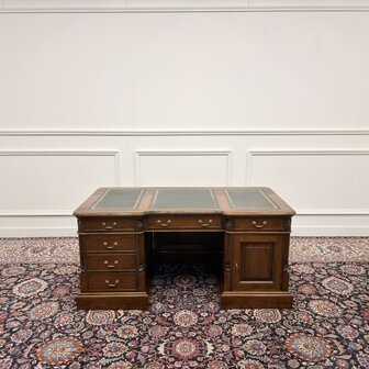 Klassiek-Engels-Antiek-Oud-Chesterfield-Bureau-Desk-met-Achterschot-Groen-Leder