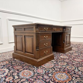 Klassiek-Engels-Antiek-Oud-Chesterfield-Bureau-Desk-met-Achterschot-Groen-Leder