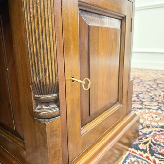 Klassiek-Engels-Antiek-Oud-Chesterfield-Bureau-Desk-met-Achterschot-Groen-Leder