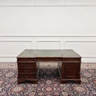 Klassiek-Antiek-Engels-Oud-Chesterfield-Bureau-Desk-Partnerdesk-Groen-Leder