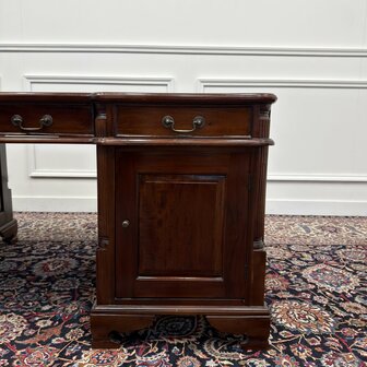 Klassiek-Antiek-Engels-Oud-Chesterfield-Bureau-Desk-Partnerdesk-Groen-Leder