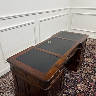 Klassiek-Antiek-Engels-Oud-Chesterfield-Bureau-Desk-Zwart-Leder