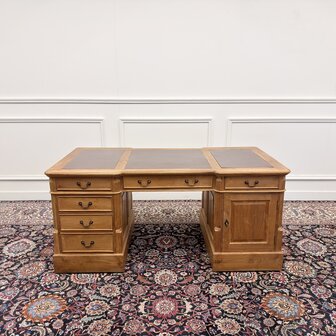 Klassiek-Antiek-Engels-Oud-Chesterfield-Teakhouten-Teak-Bureau-Bruin-Leder