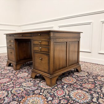 Klassiek-Antiek-Engels-Oud-Chesterfield-RAC-Royal-Antique-Collection-Eikenhout-Bureau-Desk-Groen-Leder