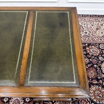 Klassiek-Antiek-Engels-Oud-Chesterfield-RAC-Royal-Antique-Collection-Eikenhout-Bureau-Desk-Groen-Leder