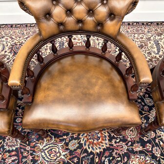 Klassiek-Engels-Antiek-Oud-Vintage-Springvale-Chesterfield-Set-Stoelen-Bureaustoel-Captain-Chair-Bruin-Cognac-Leder