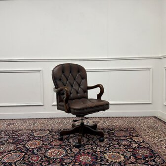 Klassieke-Chesterfield-bureaustoel-office-chair-bruin
