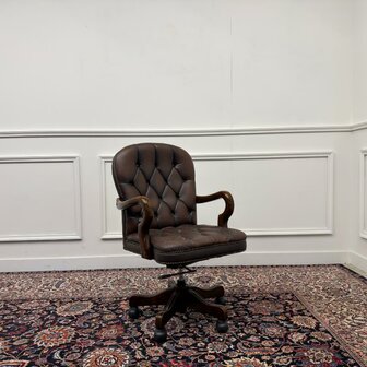 Klassieke-Chesterfield-bureaustoel-office-chair-bruin